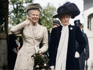 Louise og Emma ved Udstillingsaabning