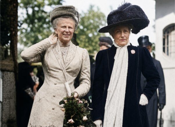 Louise og Emma ved Udstillingsaabning