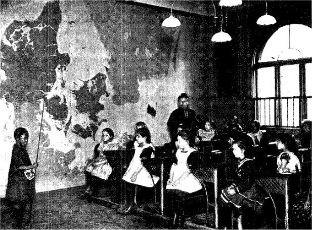 Alberte i skoleklassen på Det kgl. Vajsenhus - Illustreret Tidende 9. februar 1908